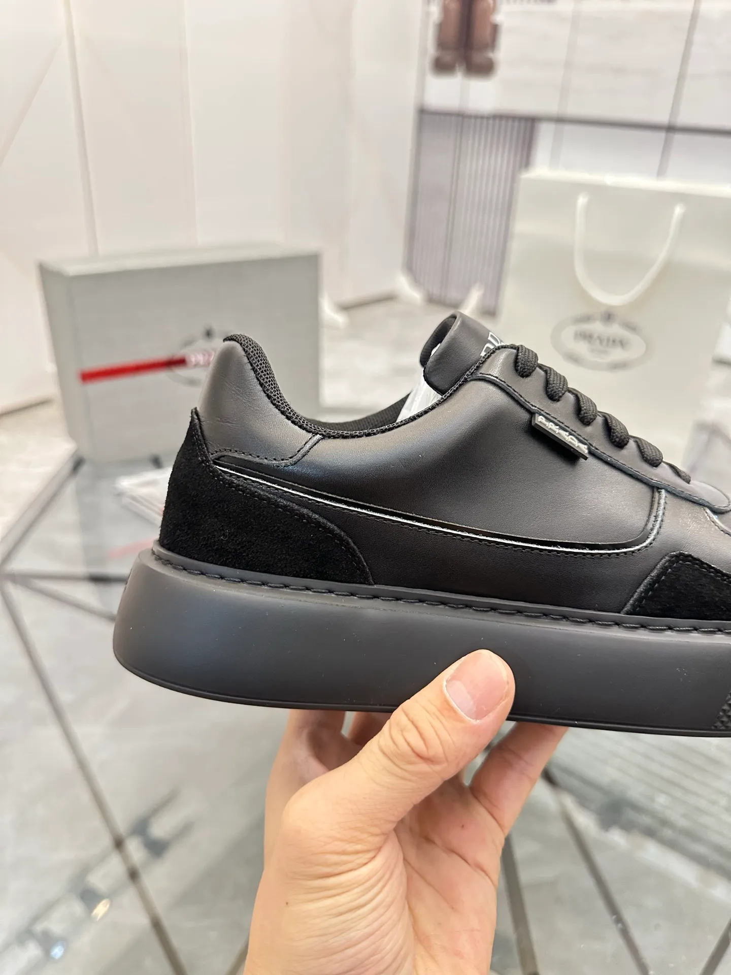 Men's shoes: 💰P580¥ High-end top quality Product trademark: Prada *"Prada*" low-top casual shoes Regular size: 38-45 (can be customized to 46) Product materials: imported first-layer cowhide stitching nubuck leather upper, breathable lining, cowhide foot pads, original ultra-light foam outsole. No.: 001
